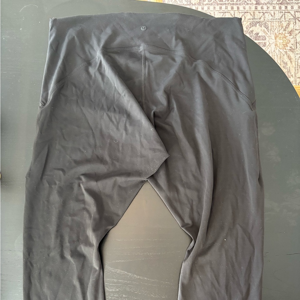 Upgrade your wardrobe with these Lululemon leggings in pre-loved condition!
